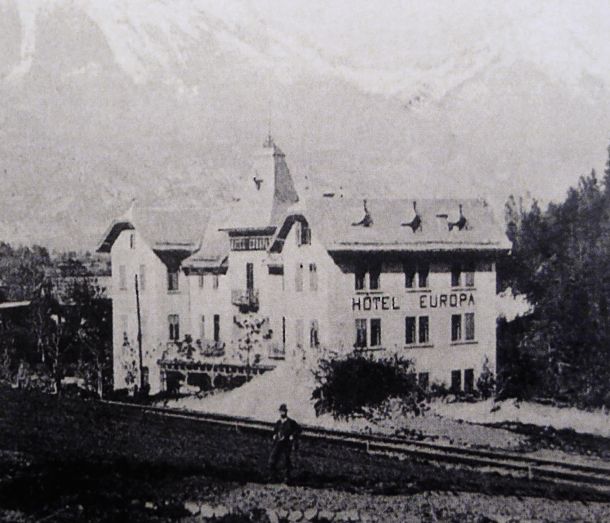 V bližini blejske železniške postaje je bil leta 1905 postavljen hotel Evropa. To je bil čas, ko je bil Bled mondeno evropsko letovišče. Stari hotel so porušili leta 1974.