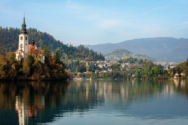 Z načrtovanim hotelom bodo posegli v zavarovani kompleks kulturne dediščine – Ambient Bled. Računalniška simulacija kaže na brežino umeščen hotel, ki bo nova prostorska dominanta na Bledu.