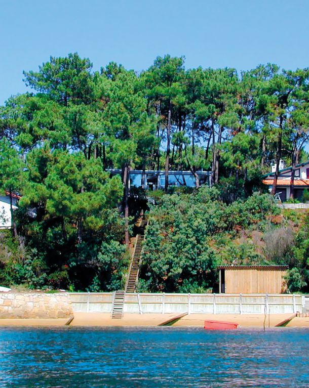 Preprosto, a očarljivo hišo (1998) med pinijami v Lège-Cap-Ferretu na atlantski obali sta načrtovala z vso pozornostjo do okolice in obstoječega rastja.  