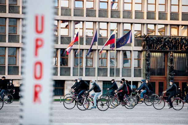 etkov protest pred poslopjem parlamenta spet na kolesih 