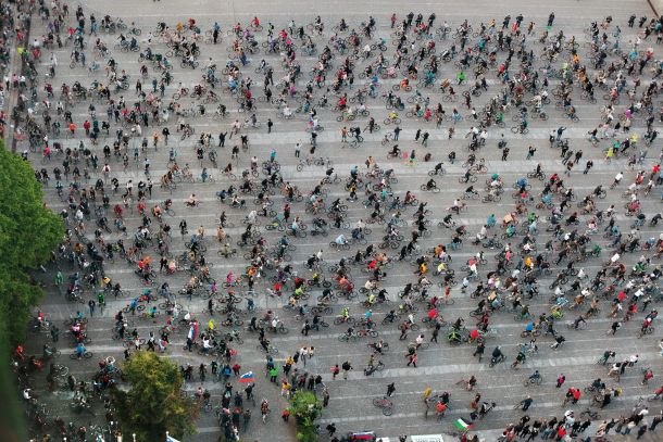 Lani je vsak petek v Ljubljani v duhu protivladnih protestov kolesarilo na tisoče kolesark in kolesarjev