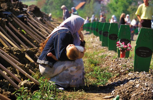 Spomin na pokol v Srebrenici leta 1995 je še živ. (Fotografija je iz leta 2006.) 