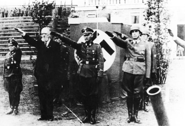 Domobranska kolaboracija z nacističnim okupatorjem. Domobranski general Leon Rupnik na prvi domobranski prisegi na Hitlerjev rojstni dan na bežigrajskem stadionu 20. aprila 1944.