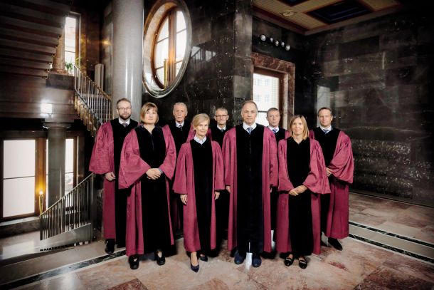 Trenutna zasedba ustavnega sodišča (od leve proti desni): Dr. Matej Accetto, dr. Katja Šugman Stubbs, Marko Šorli, dr. Dunja Jadek Pensa, dr. Marijan Pavčnik, dr. Rajko Knez, dr. Rok Čeferin, dr. Špelca Mežnar in ddr. Klemen Jaklič. 