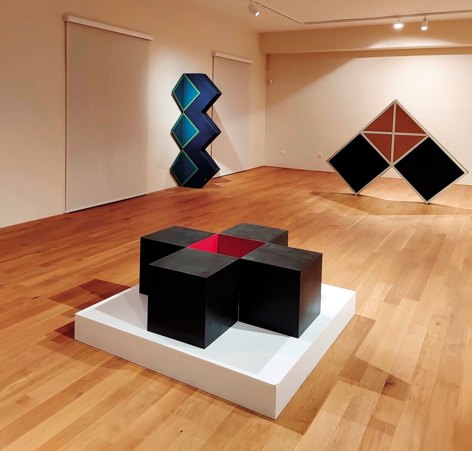 Začetki ustvarjanja Dragice Čadež segajo v zgodnja šestdeseta leta 20. stoletja, ko je postala akterka v gibanju slovenskih neokonstruktivistov.