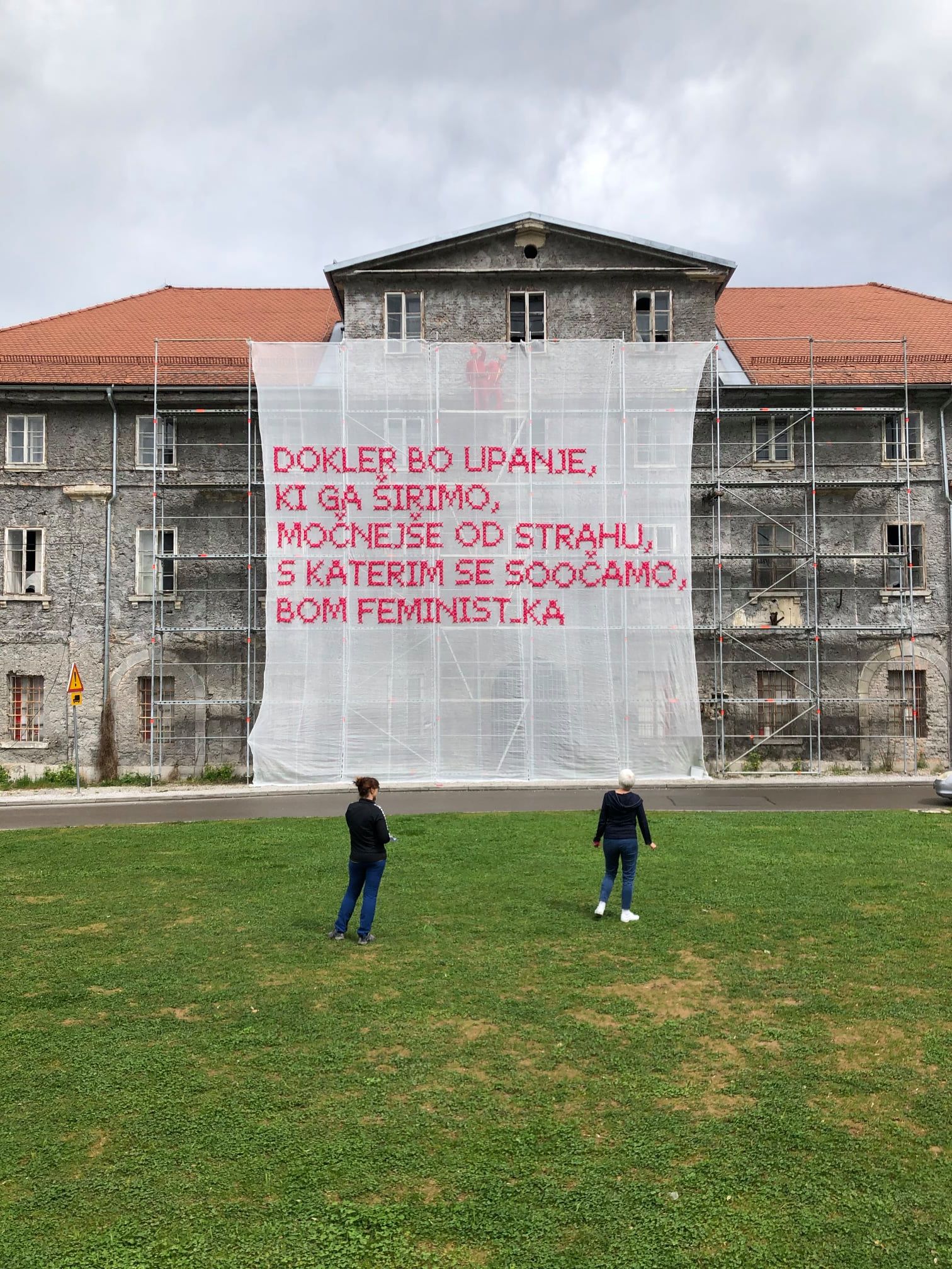 Še včeraj je bilo umetniško delo nepoškodovano