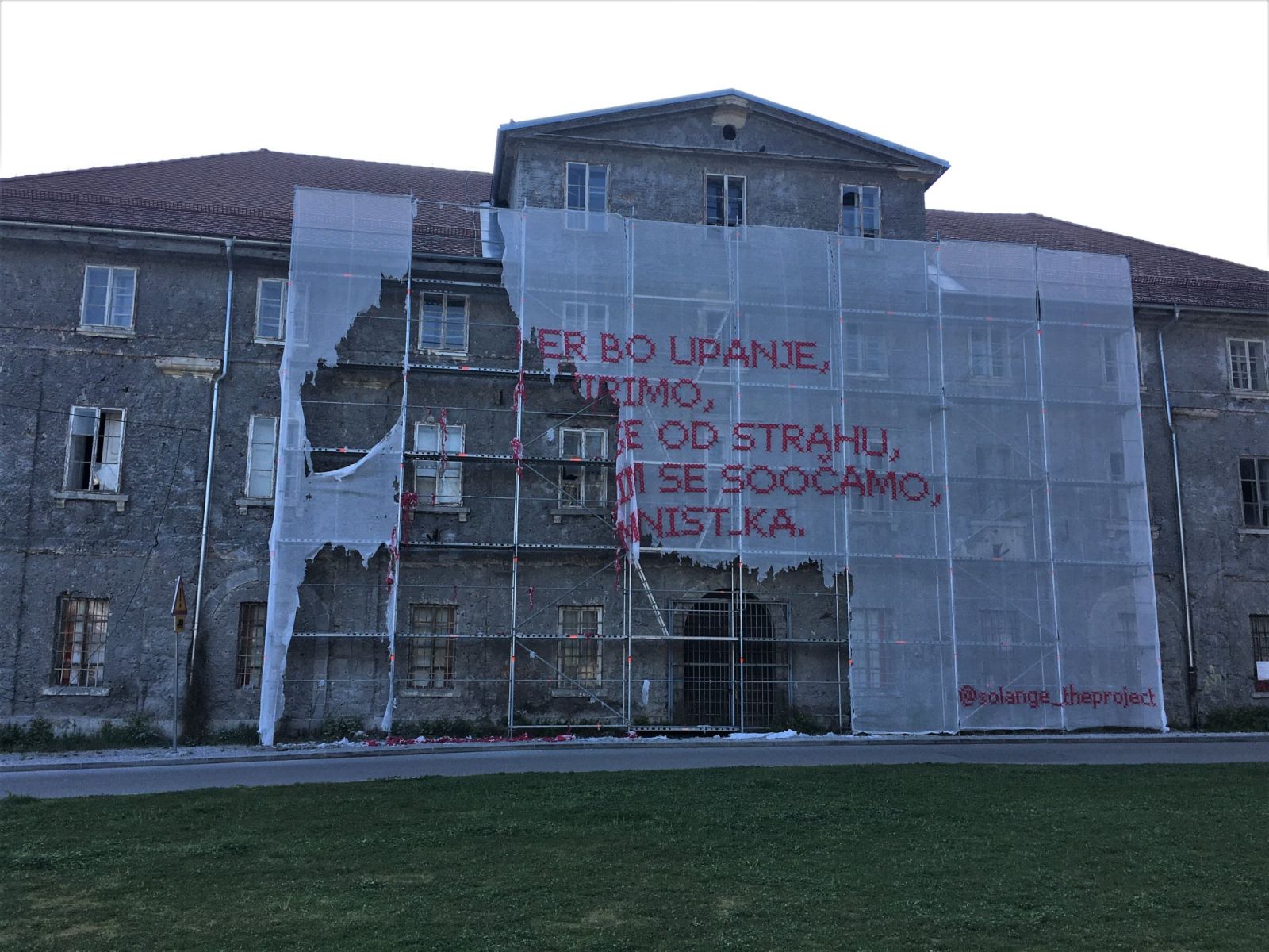 V Ljubljani vandali zažgali feministično umetniško delo