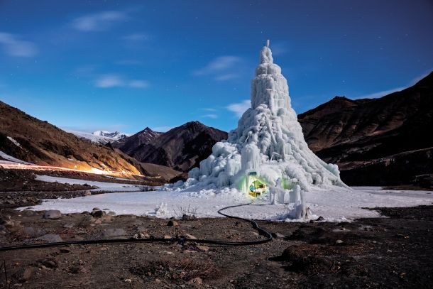 Znotraj enega izmed umetnih ledenikov so lokalci uspeli vzpostaviti celo miniaturen kafič, ki privablja turiste. 