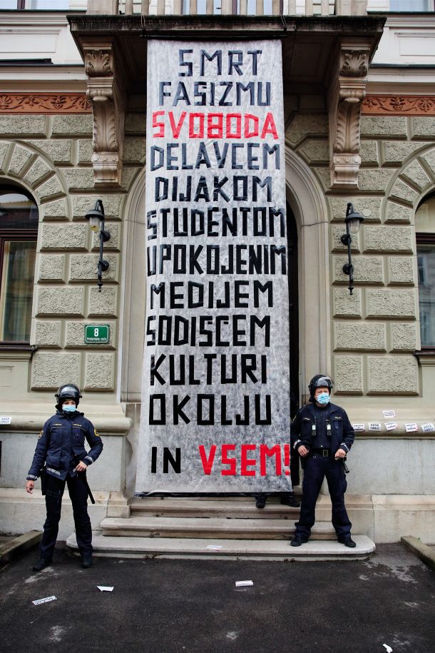 Napis, ki so ga demonstranti obesili na vhodu v predsedniško palačo v Ljubljani; 27. april 2021  