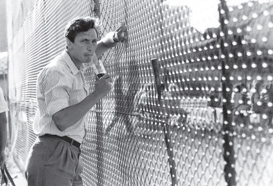 Borut Pahor kot maneken leta 1991. Foto: Barbara Čeferin. Objavljeno v Mladini (2007).