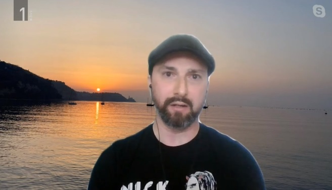 Andraž Teršek v videoklicu za oddajo Politično na TV Slovenija