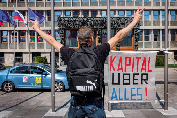 Protest taksistov proti sprejemu zakona, ki bo omogočil prihod Uberja.