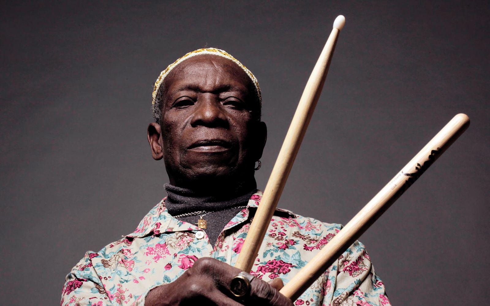 Bobnar Tony Allen s posthumno ploščo sodelovanj z mlajšo druščino emsijk in emsijev