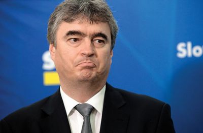 Zakaj v Janševem kabinetu zbirajo imena posameznikov, ki so jih imenovale pretekle vlade?
