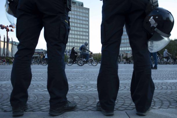 Policisti opazujejo kolesarje na Trgu republike
