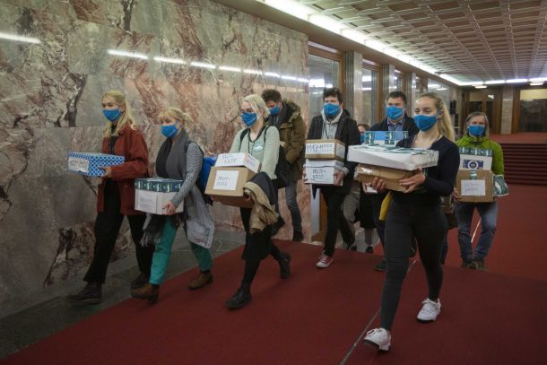 Pobudniki so danes prinesli podpise v Državni zbor