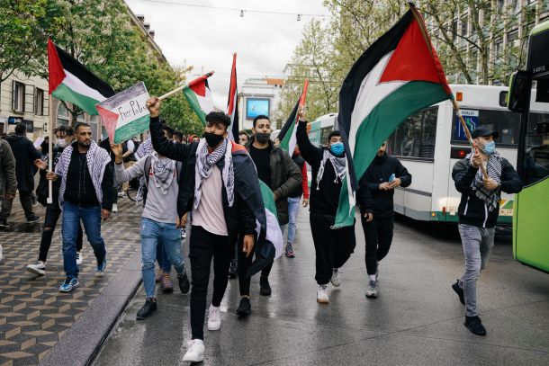 Protest podpornikov Palestincev ob izobešenju izraelske zastave na stavbi slovenske vlade