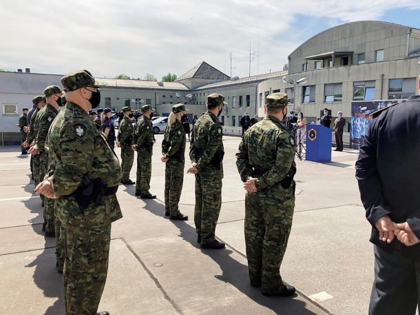 Slovenska policija je za pomoč varovanja meje vpoklicala okrepitve iz Estonije, Litve in Poljske (na fotografiji) 