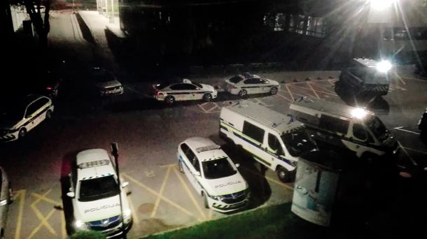 Nočni posnetek policijske akcije v študentskem naselju 
