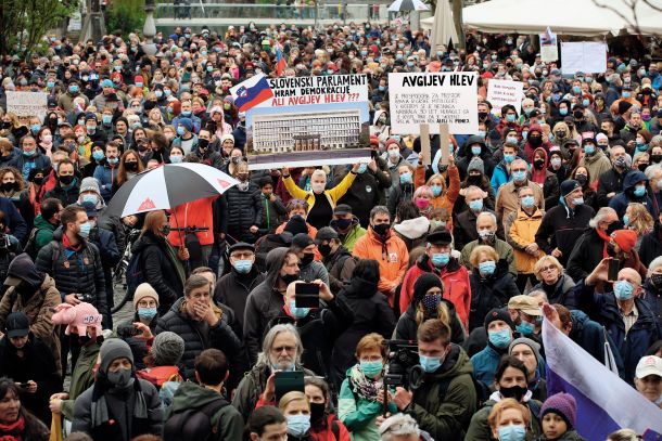 Protestniška množica, ki – prosto po Janši – namenoma širi epidemijo in ogroža nedolžna življenja /