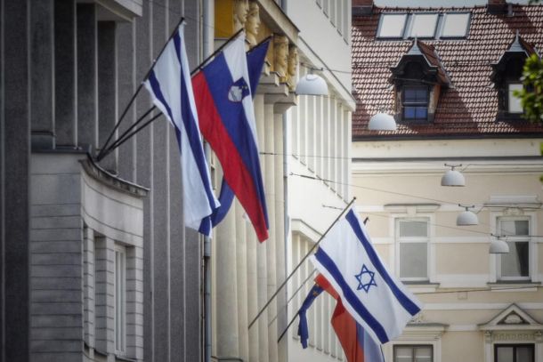 Izobešene izraelske zastave na poslopju vladne stavbe