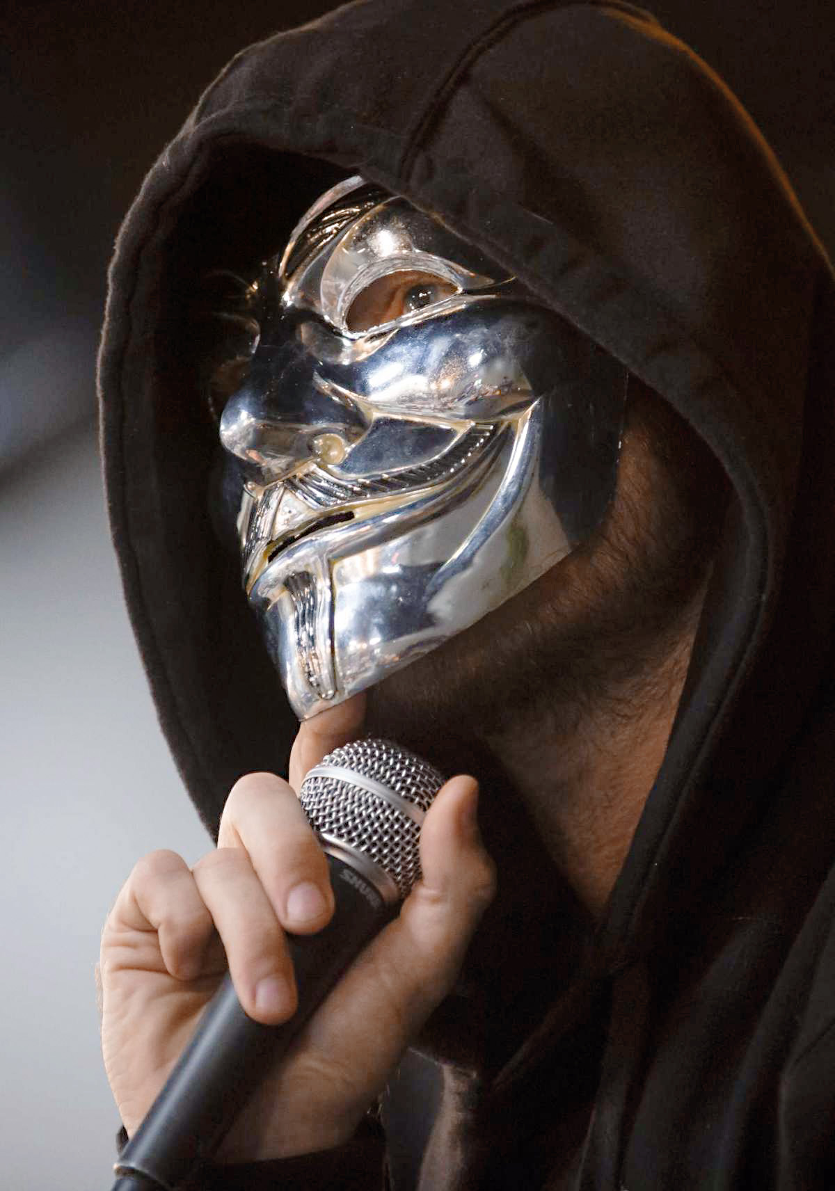 Atticus, kanadska instagramska literarna senzacija, želi ostati anonimen, zato na javnih branjih nosi masko.