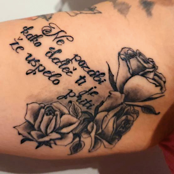 Najpopularnejši slovenski instagramski pesnik je Gal Billa (@redkobesedno), nekaj bralk in bralcev si je celo vtetoviralo njegove verze.