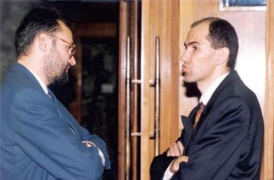 Jelko Kacin in Janez Janša sta stara prijatelja. Na fotografiji ob zamenjavi na mestu obrambnega ministra leta 1994.
