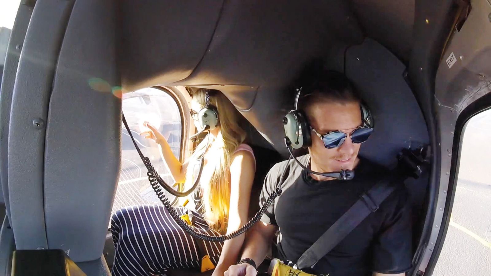 Alan Amadej Eferl je med obiskom Havajev skupaj z dekletom najel helikopter.