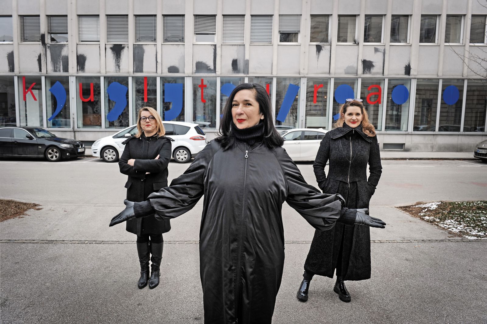 Odstavljene direktorice pred ministrstvom za sramoto: Kaja Širok (Muzej novejše zgodovine Slovenije), Zdenka Badovinac (Moderna galerija) in Renata Zamida (Javna agencija RS za knjigo) | Uroš Abram