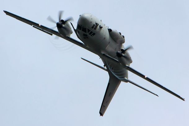 Vojaško transportno letalo Spartan C-27 J, ki naj bi ga že kmalu kupila Slovenija. Gre za okretno letalo, saj je sposobno delati celo akrobatske manevre, poimenovane kot »sodčke«