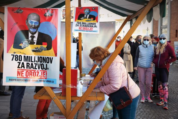 Več kot 28.000 ljudi je zahtevalo razpis referenduma o investicijah za vojsko. Parlamentarna večina je odločila, da naj bi bil razpis referenduma nedopusten, zdaj pa o njem odločajo ustavni sodniki. 