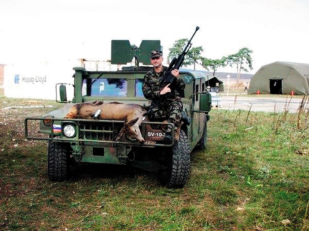 Miha Škerbinc v mladih letih z mrtvim jelenom