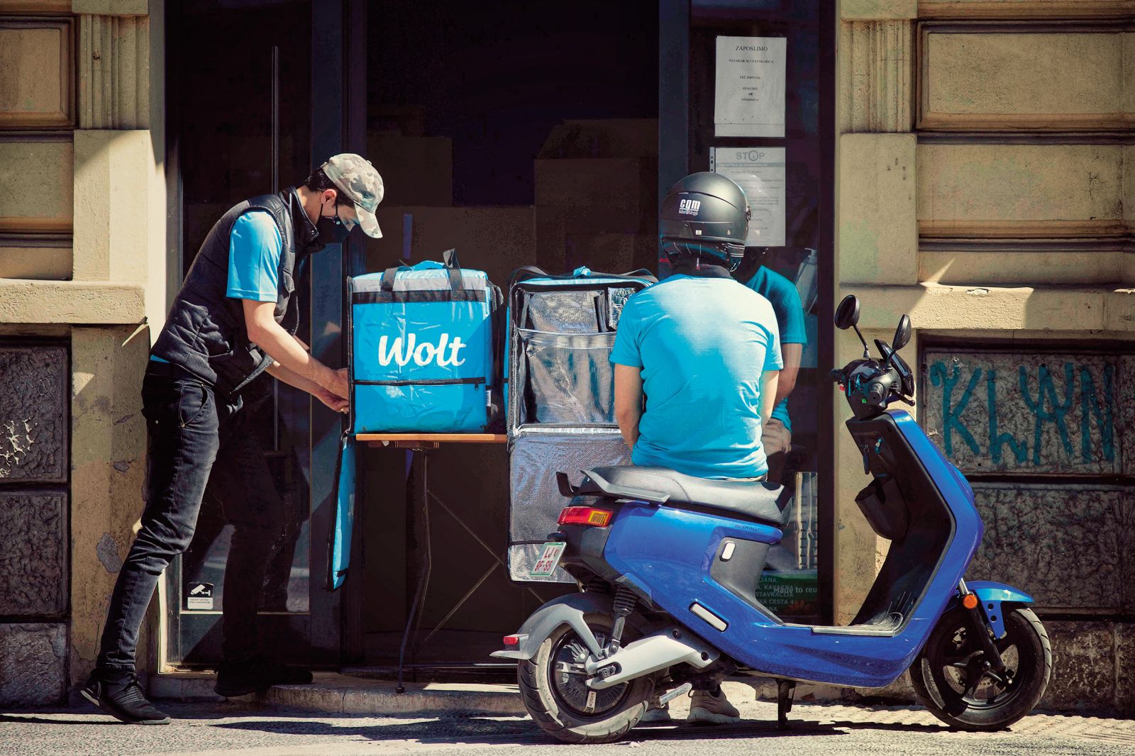 Prekarni dostavljavci so preplavili tudi slovenska mesta