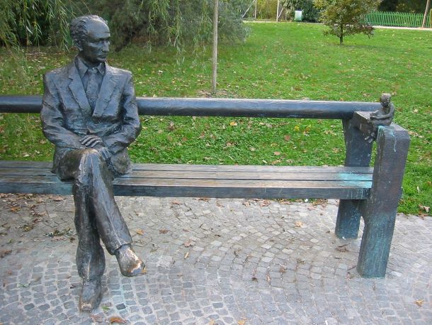 Kip Edvarda Kocbeka v parku Tivoli v Ljubljani