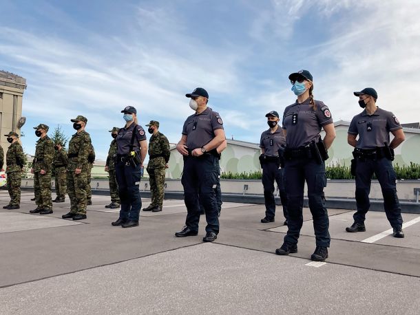 Policistke in policisti iz Litve, Estonije in Poljske, ki bodo pomagali slovenskim policistom in vojakom varovati mejo pred nezaželenimi tujci. 10. maj, Novo mesto 