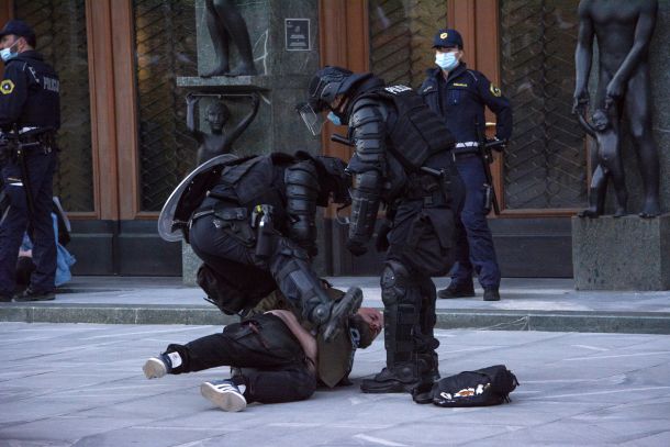 Policija nad pesnika Dejana Kobana na petkovem protivladnem protestu pred parlamentom v Ljubljani