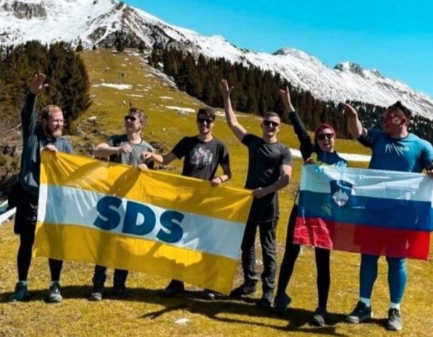 Pozdrav članov SDM fotografu na planini Kofce 