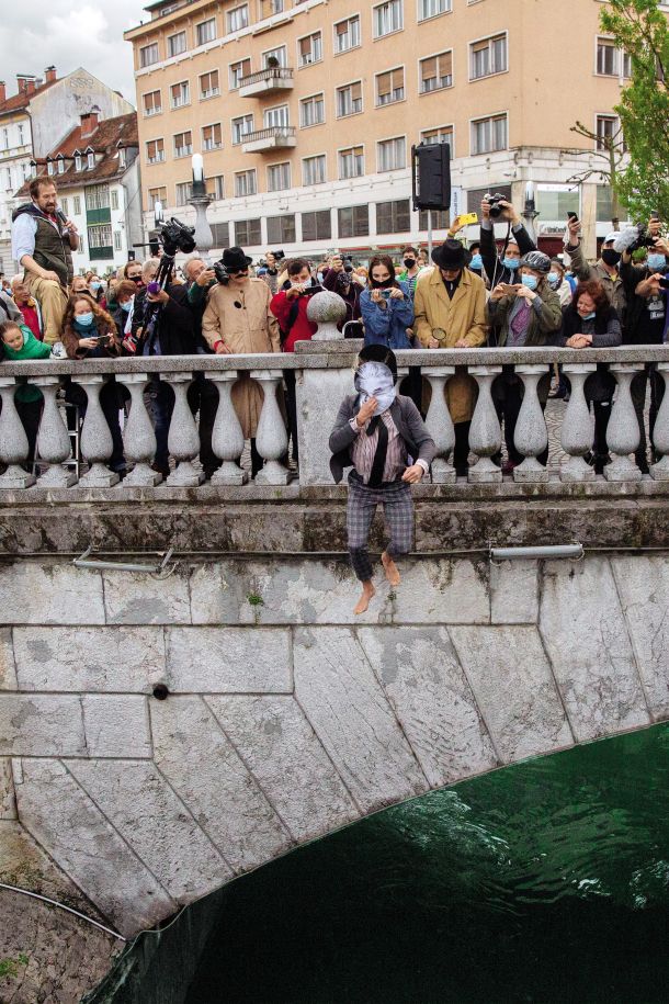 Kazen za napad na vodo – potopitev v Ljubljanico – za ministra Vizjaka na petkovem protestu v Ljubljani  