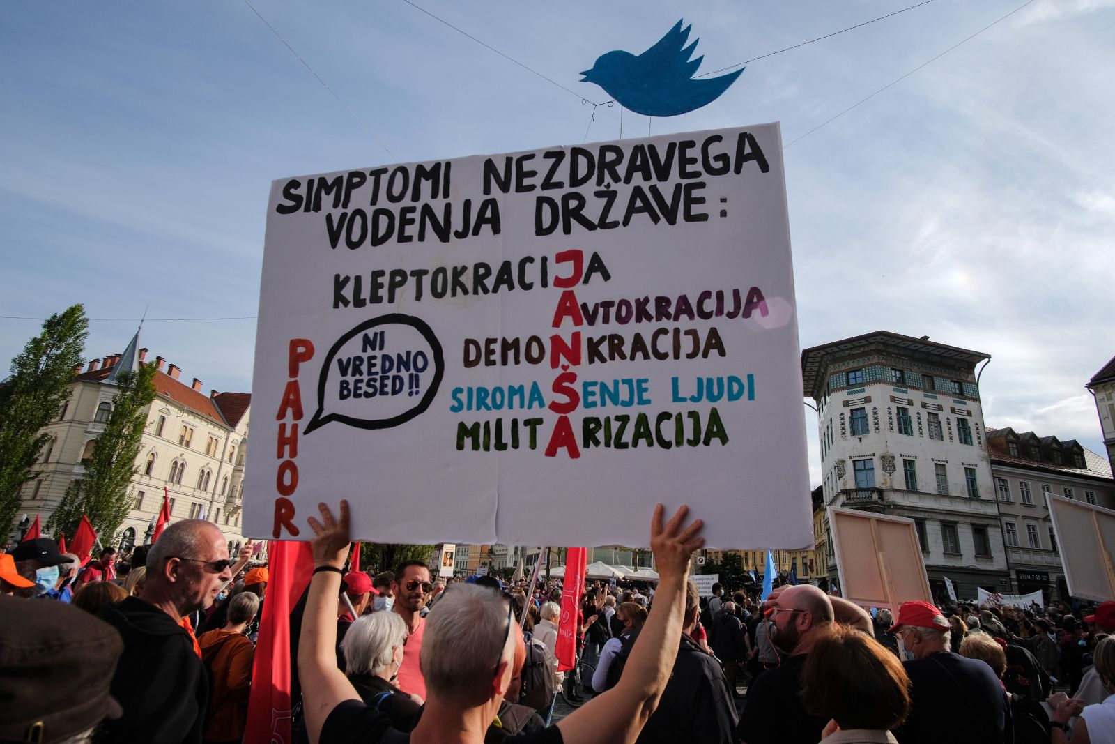 »To vlado bi morali strmoglaviti pred začetkom predsedovanja Evropi«