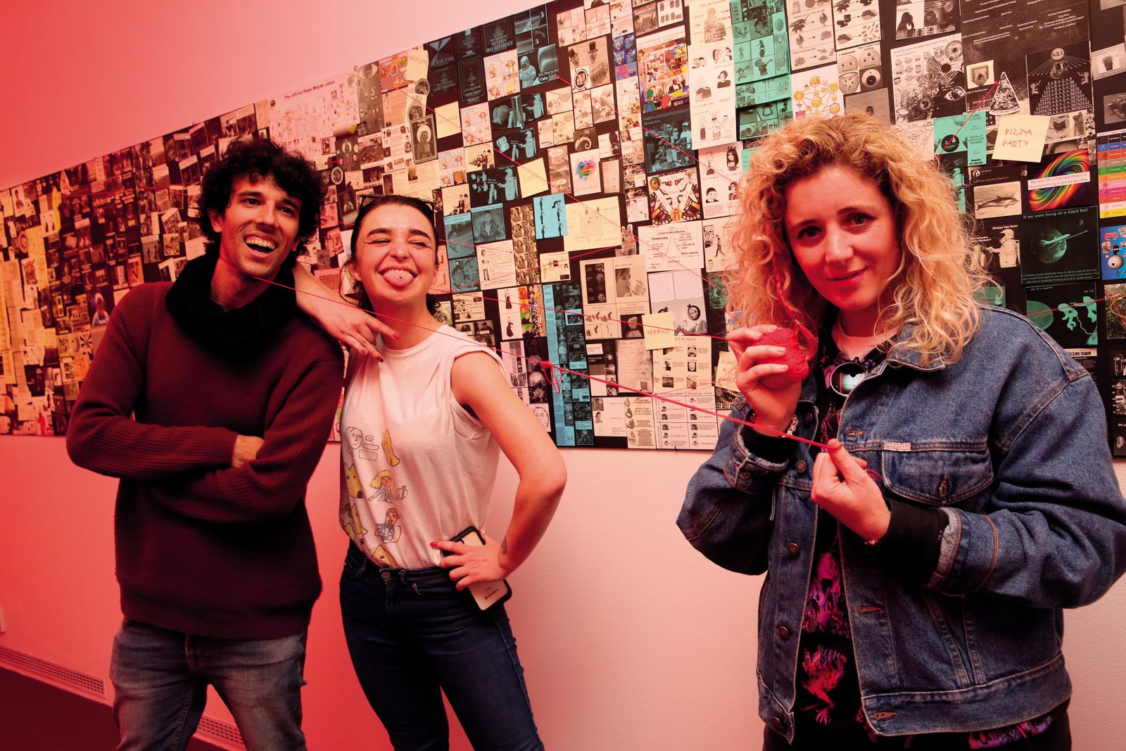 Mednarodni kolektiv Clusterduck, ena najvidnejših umetniških skupin, ki delujejo na področju internetne umetnosti, na svoji razstavi v Projektnem prostoru Aksioma v Ljubljani.