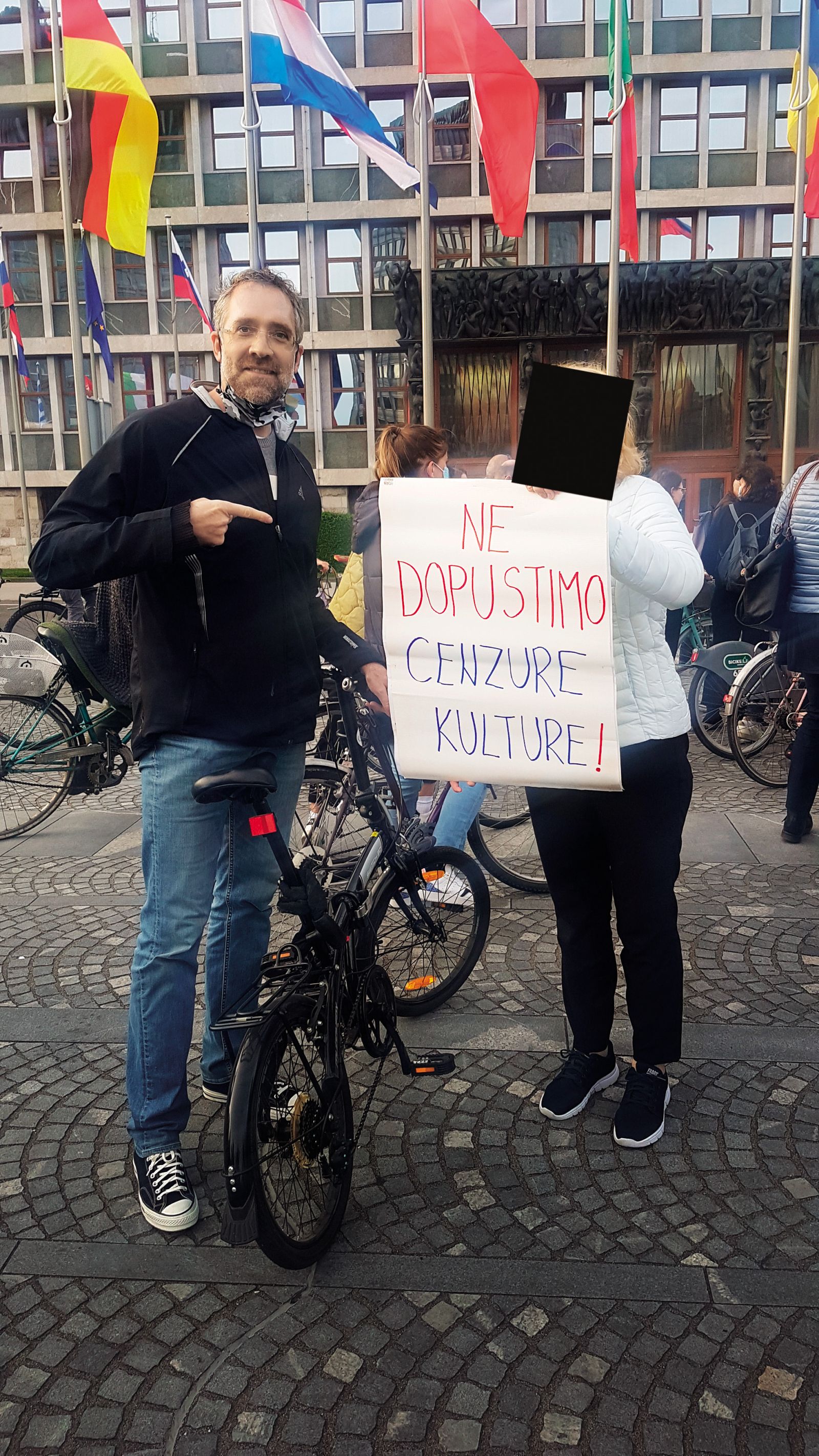 Protestnica ni želela, da se jo na fotografiji prepozna, pa ne zaradi sebe, pač pa zaradi svojih otrok. »Nočem, da se mašinerija desničarjev in trolov v tem trenutku spravi nanje. In ohranjam upanje, da bo kmalu bolje,« je zapisala kot pojasnilo.