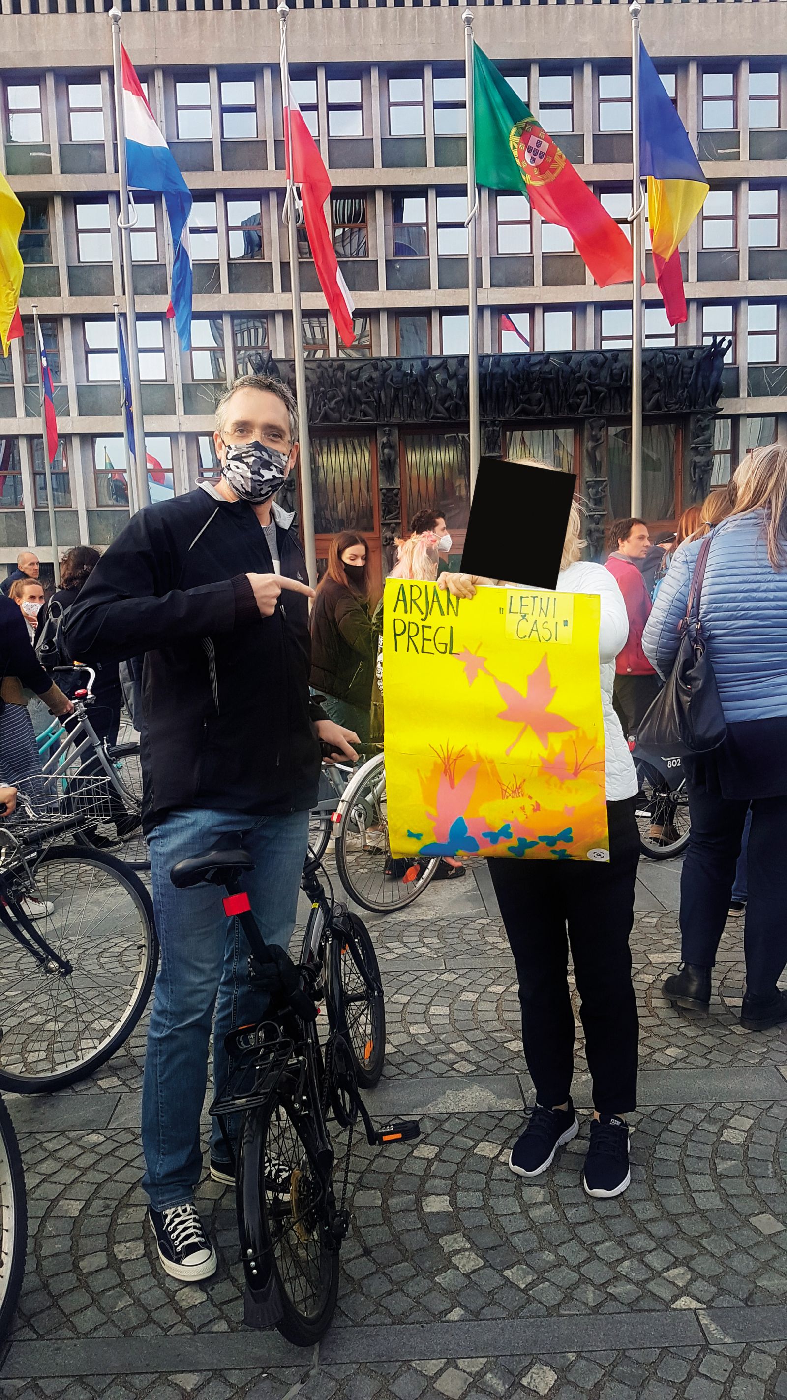 Arjan Pregl je na protestu srečal učiteljico, ki je protestirala s podobo njegove cenzurirane slike, svetle, pisane podobe, ki je seveda »ravno nasprotno temačnemu razpoloženju trenutne politične situacije.«
