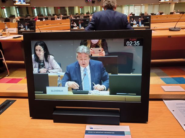 Vasko Simoniti je v Bruslju govoril o prihajajočem predsedovanju Slovenije Svetu EU. Komentiral pa je tudi rezultate razpisa medijskega sklada. Dejal je, da se je »zadeva malce uravnotežila.« Kar naj bi bilo »odlično« in »prima«.