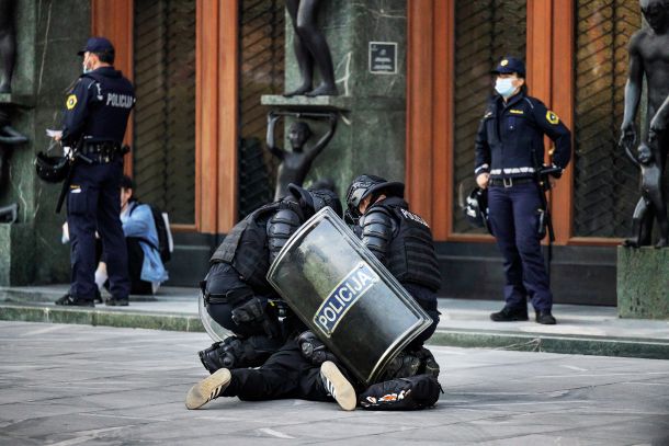 Pesnik Dejan Koban: »Ko so se policisti spravili na dve moji tovarišici, sem se zavestno odločil, da policistom, ki so še prihajali proti njima (dodatnih deset), preprečim njihove namene. Tulil sem nanje, da se ne bom umaknil, da je to naš trg. Nato so me trije pripadniki posebnih policijskih enot zgrabili in hoteli odpeljati s trga. Seveda sem se jim upiral. Po tleh so me vlekli čez cesto do parlamenta, me vrgli na tla in mi zelo grobo zvili roke na hrbet. Nato me je eden od teh specialcev butnil s kolenom v obraz. Z roko mi je obraz tiščal na asfalt. Ko sem vstal in mu zatulil, da krši človekove pravice, me je eden od policistov dvakrat zgrabil za vrat in mi enkrat zelo močno stisnil ramo.« 