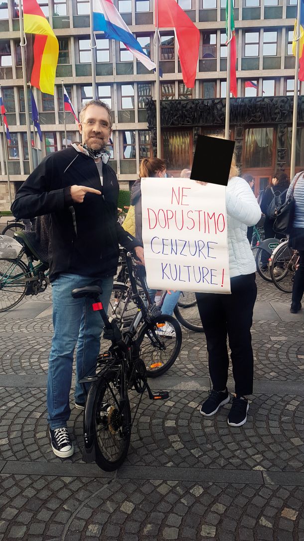 Protestnica ni želela, da se jo na fotografiji prepozna, pa ne zaradi sebe, pač pa zaradi svojih otrok. »Nočem, da se mašinerija desničarjev in trolov v tem trenutku spravi nanje. In ohranjam upanje, da bo kmalu bolje,« je zapisala kot pojasnilo. 