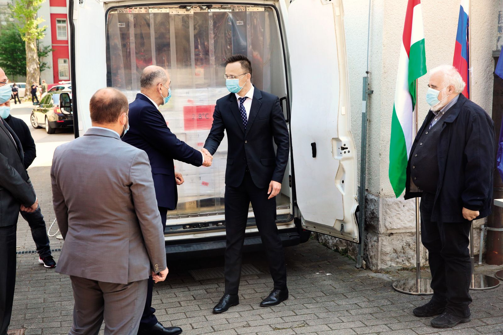 Madžarsko darilo Sloveniji: 300.000 odmerkov cepiva AstraZenece | Borut Krajnc