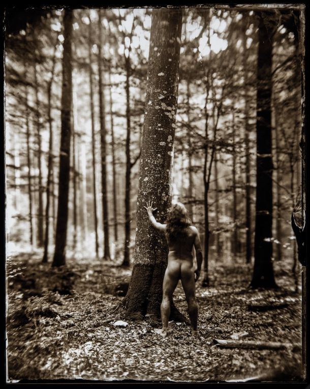 Fotografija Stopinje iz serije Nova Zemlja: Borut Peterlin v Kočevskem rogu ni fotografiral zgolj narave, temveč je v središče zanimanja postavil obrede, ki jih je sam izvajal v gozdu. 