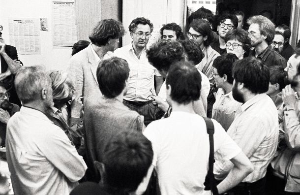 Ustanovitev Odbora v prostorih uredništva Mladine, 3. junij 1988 (avtor pričujočega članka je z očali zgoraj desno en face, spodnji v skupini očalarjev)