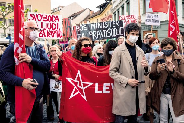 Poslanska skupina stranke Levica in njeni člani na petkovem protestu proti vladi. 
